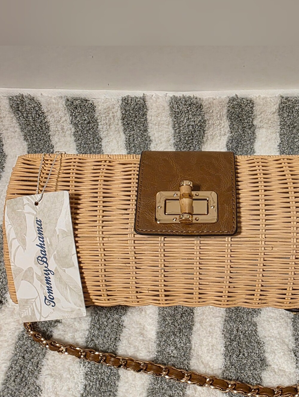 Tommy Bahama NWT Woven Wicker Shoulder Bag with Gold Chain Retail$99 - Picture 2 of 4